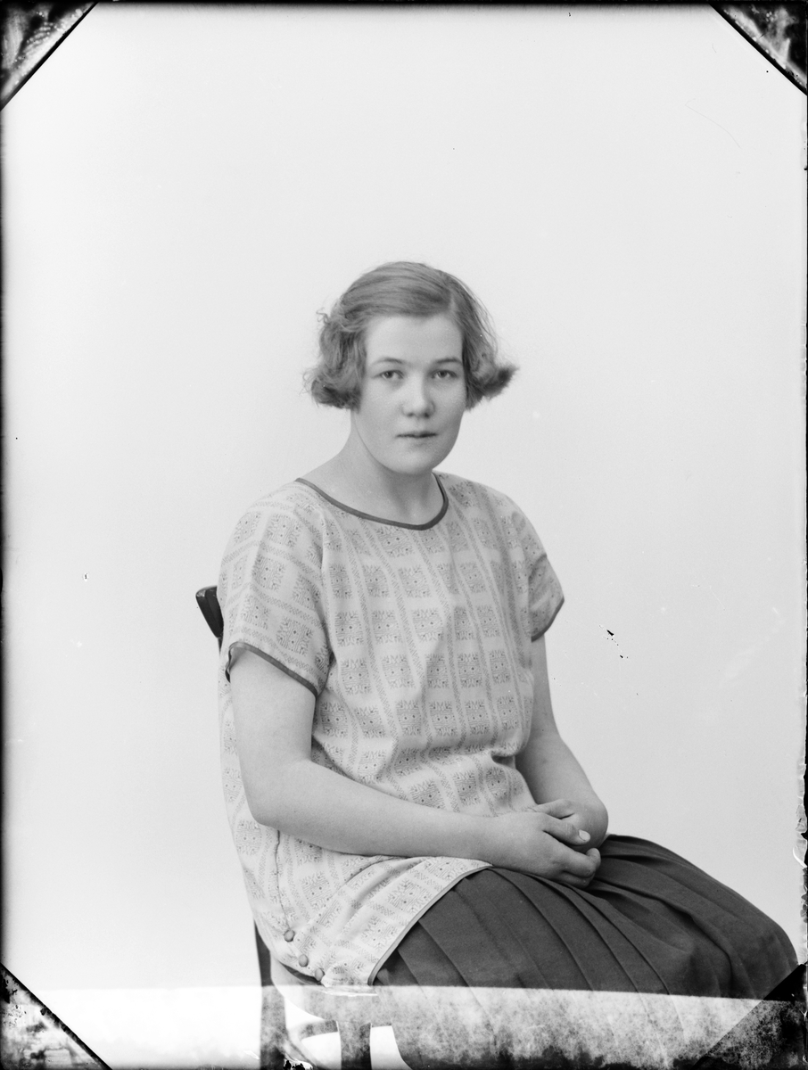 Skötsner-Edhlund, Ateljé Portrait - Karin Karlsson from Forsmark, Uppland