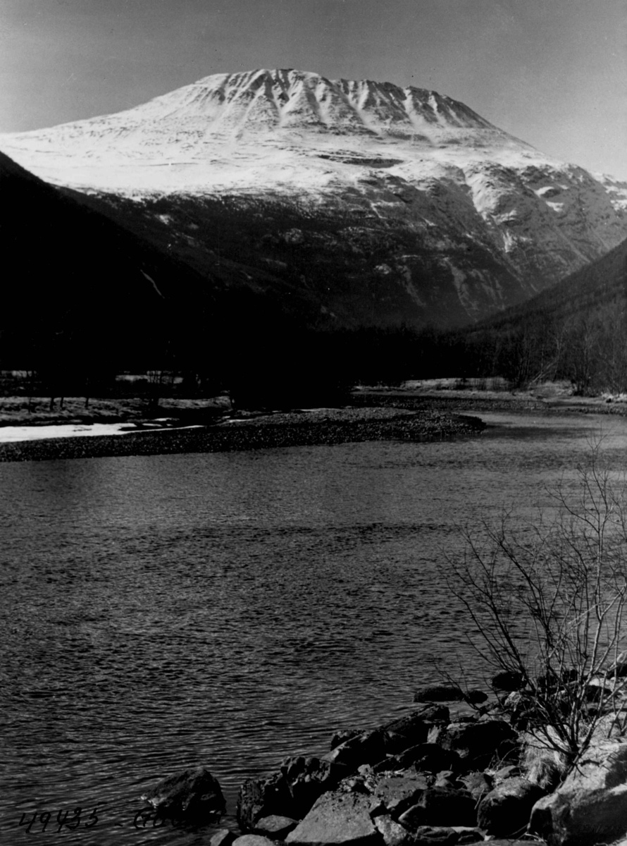 Anders Beer Wilse, Landskap med elva Måna og Gaustatoppen i Vestfjorddalen.