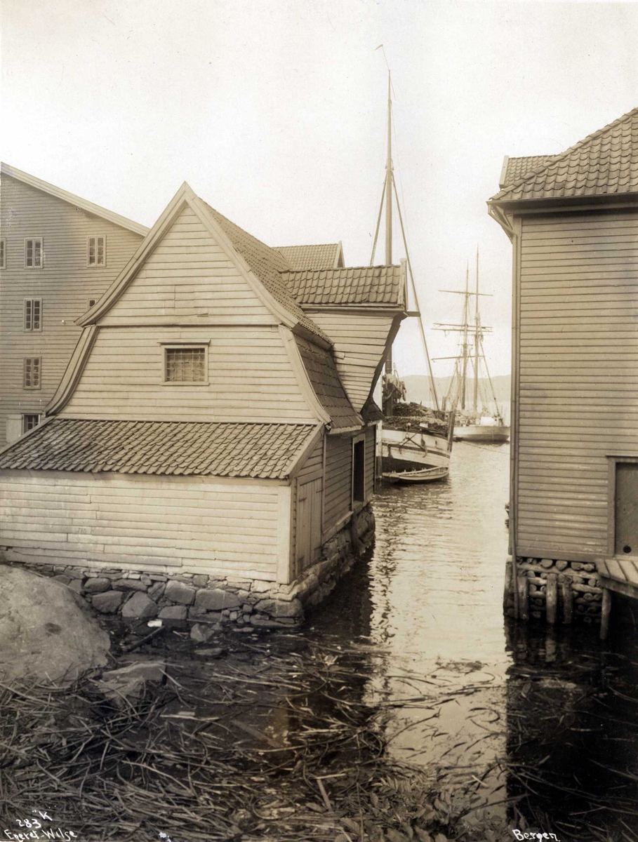 Anders Beer Wilse, Bryggeparti med seilskuter i bakgrunnen, Sandviken, Bergen, Hordaland. Fotografert 1912.