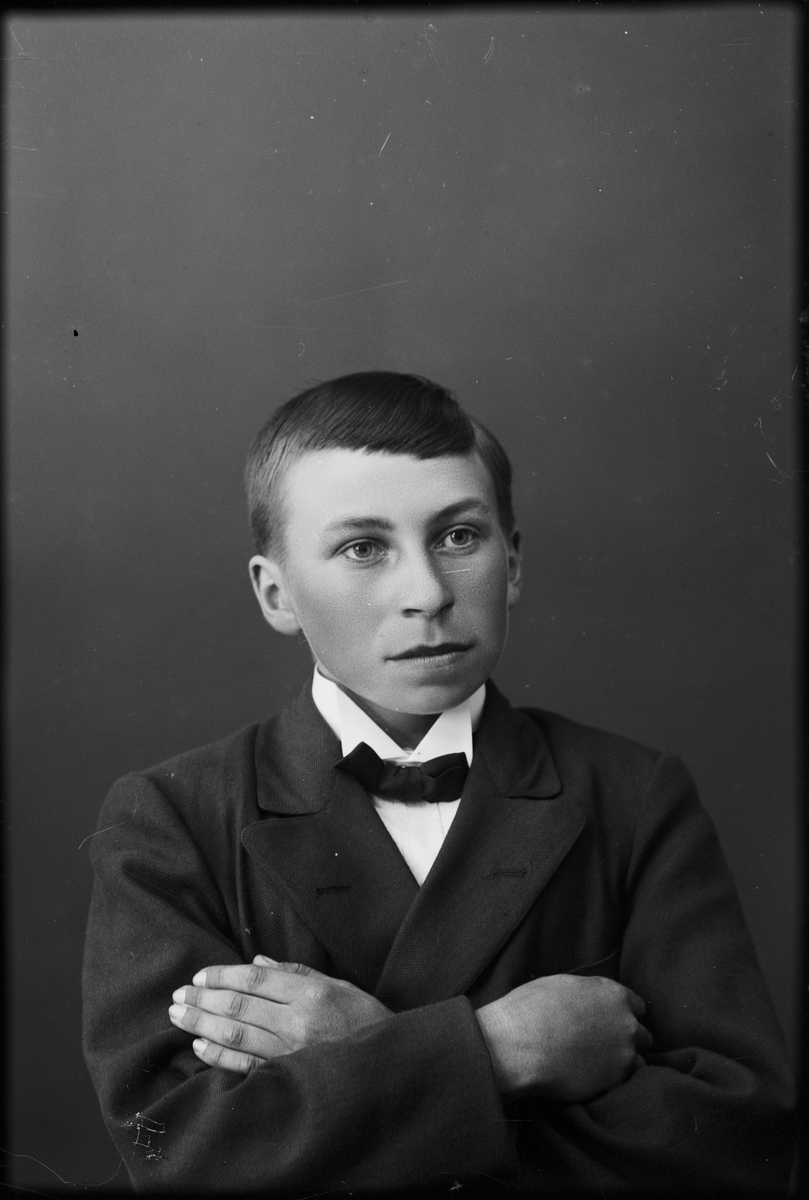 Skötsner-Edhlund, Ateljéporträtt - pojke, Östhammar, Uppland