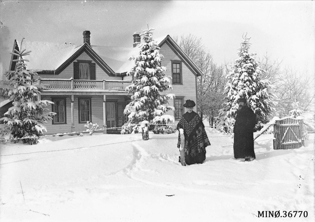 Ellert Kleven, Ingeborg og Nels Kleven foran farmhuset i Strum, Wisconsin.
