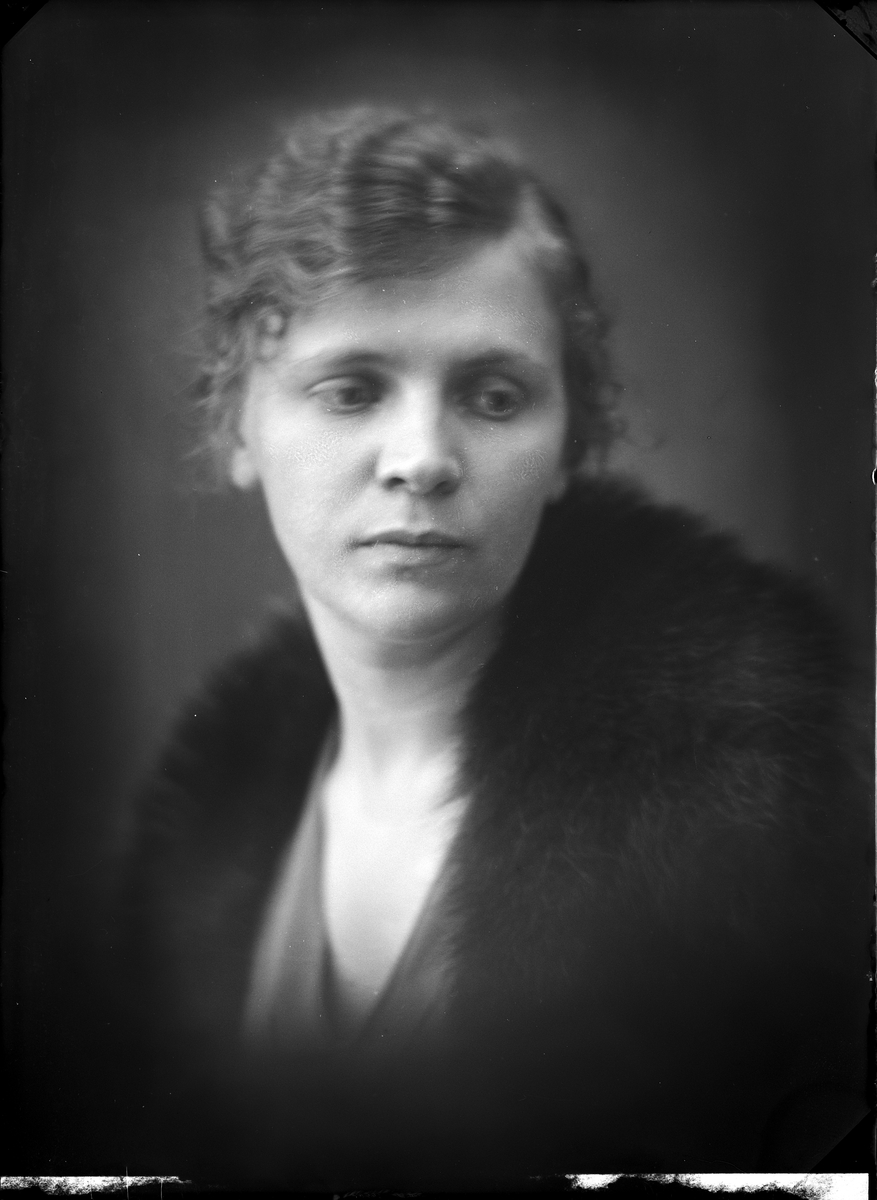 Skötsner-Edhlund, Ateljé Portrait - Woman, Östhammar, Uppland