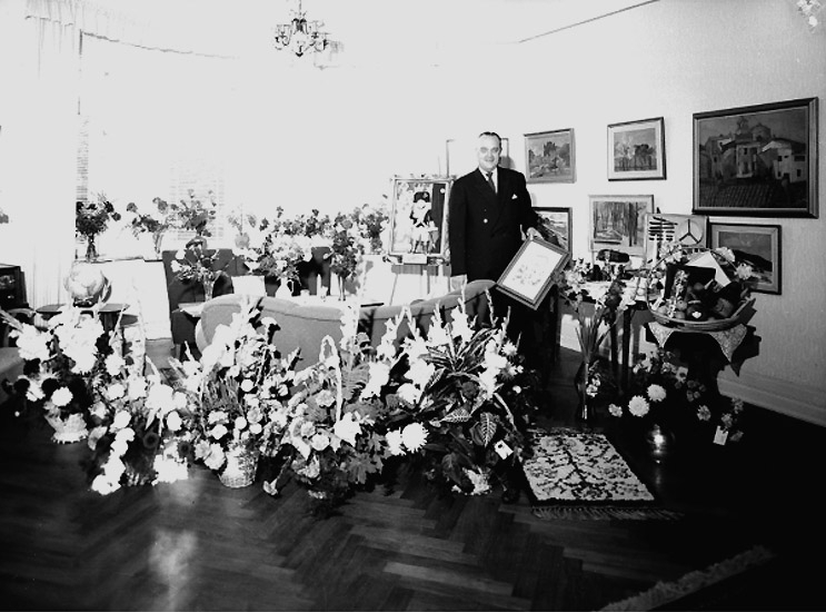 Knut Borg, Rumsinteriör, en man. Gunnar Ståhl på födelsedagen.