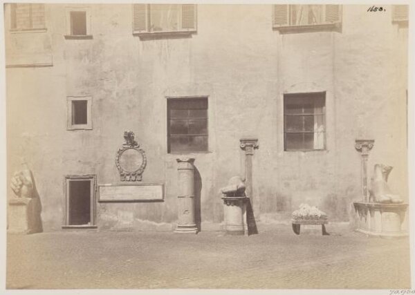 Parker, John Henry, Sculpture - View on the right side of the Court-yard of the Palazzo de' Conservatori on the Capitol, shewing fragments of colossal Statues