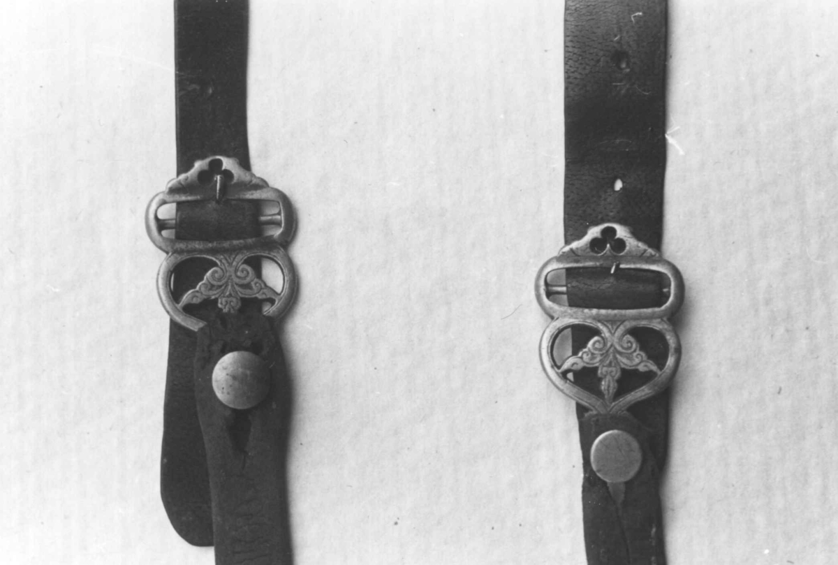 Anna Grostøl, Detalj av bukseseler med messingspenner. Åseral, Vest-Agder 1943.