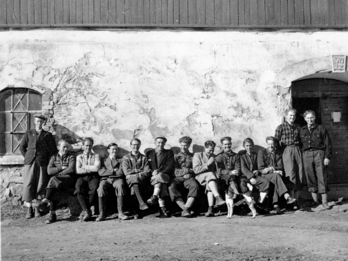 Anno Domkirkeodden, Stor gruppe gårdsarbeider foran låven på Grefsheim, Nes, Hedmark.