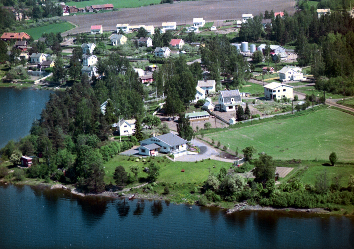 Widerøes Flyveselskap A/S, FLYFOTO FURUSTRAND, SANDVIKA. Furustrand er gnr 8 bnr 8 i Stange kommune.