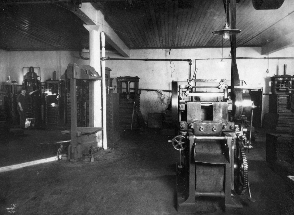 Anders Beer Wilse, Produksjon av tobakk hos Tiedemanns Tobaksfabrik på 1930-tallet. Giljotin skjæremaskin til både sigarettobakk og pipetobakk.