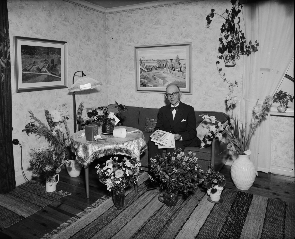 Skötsner-Edhlund, Man omgiven av blommor i bostadsmiljö, Östhammar, Uppland