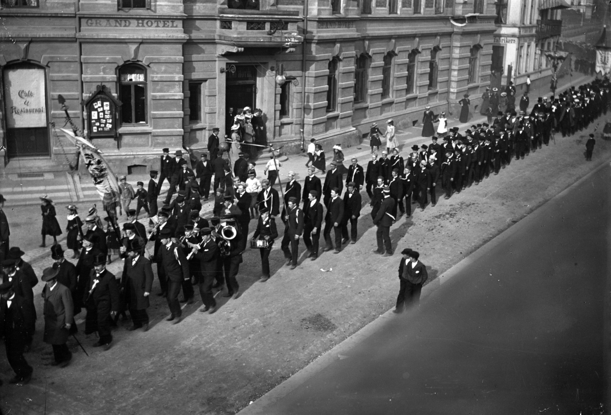 Johannes Larsen Alhaug, Borgertoget 17. mai 1904 ved Grand Hotell, Hamar.