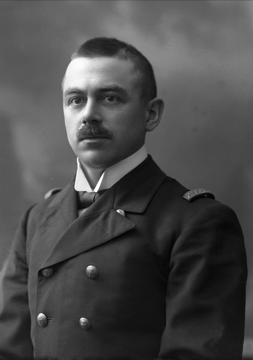 Gustav Borgen, Portrett, mann i marineuniform. Kaptein Engelstad.
