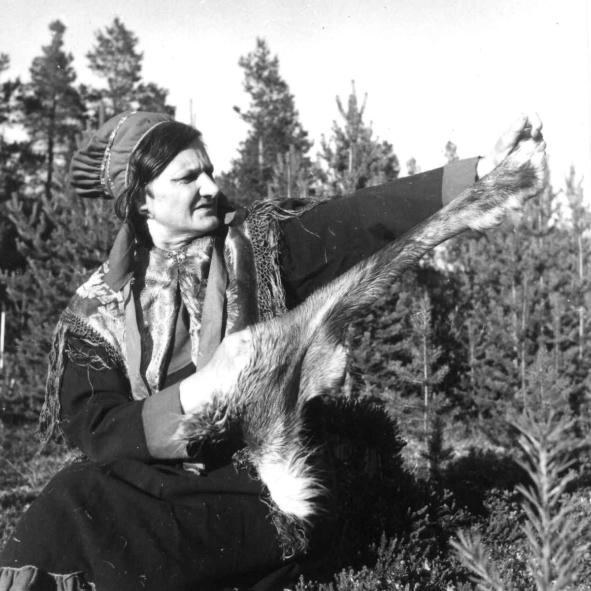 Virginia Raymond Davidson, Kirsten Bueng Hætta strekker og bløtgjør skinnet til skaller. Karasjok 1961.