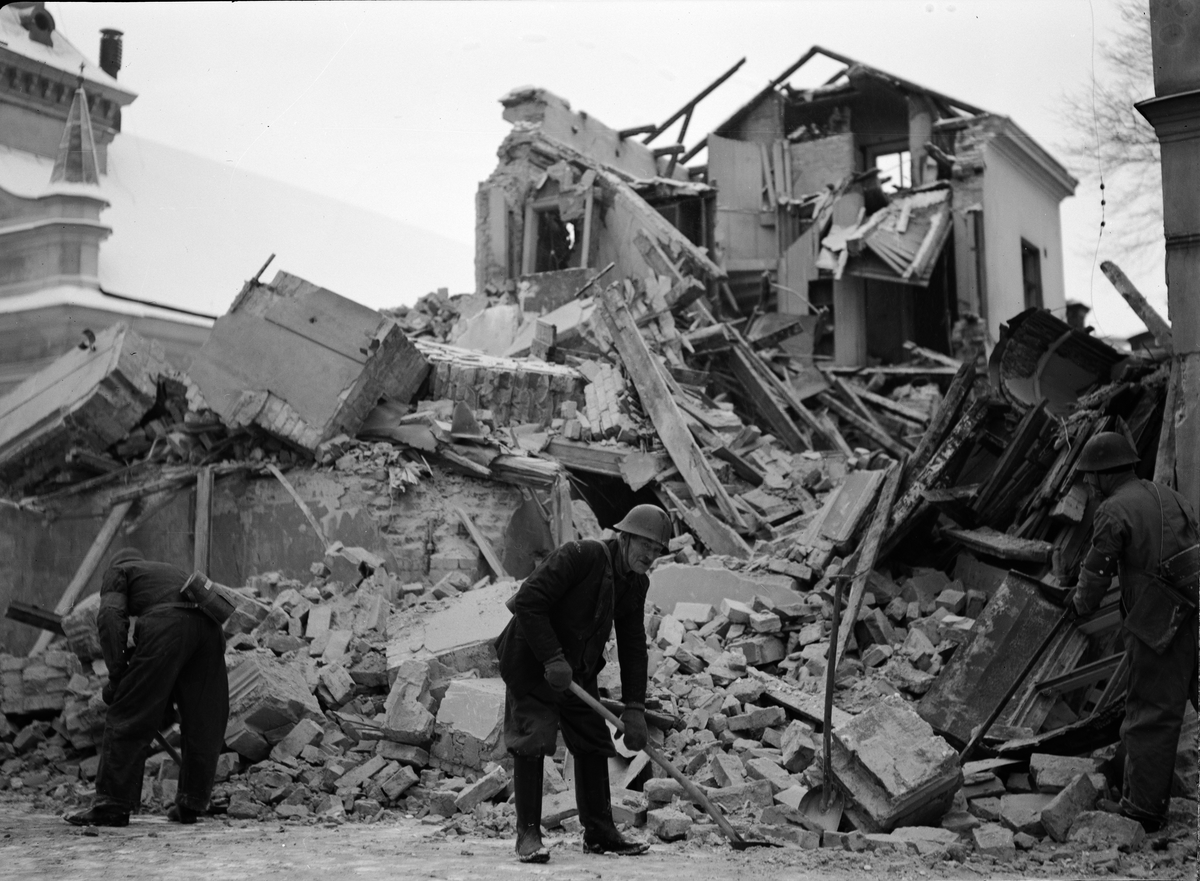 Paul Sandberg, “Air protection exercise extraordinarily realistic” - building blown up, Kungsgatan 32, Uppsala December 1942