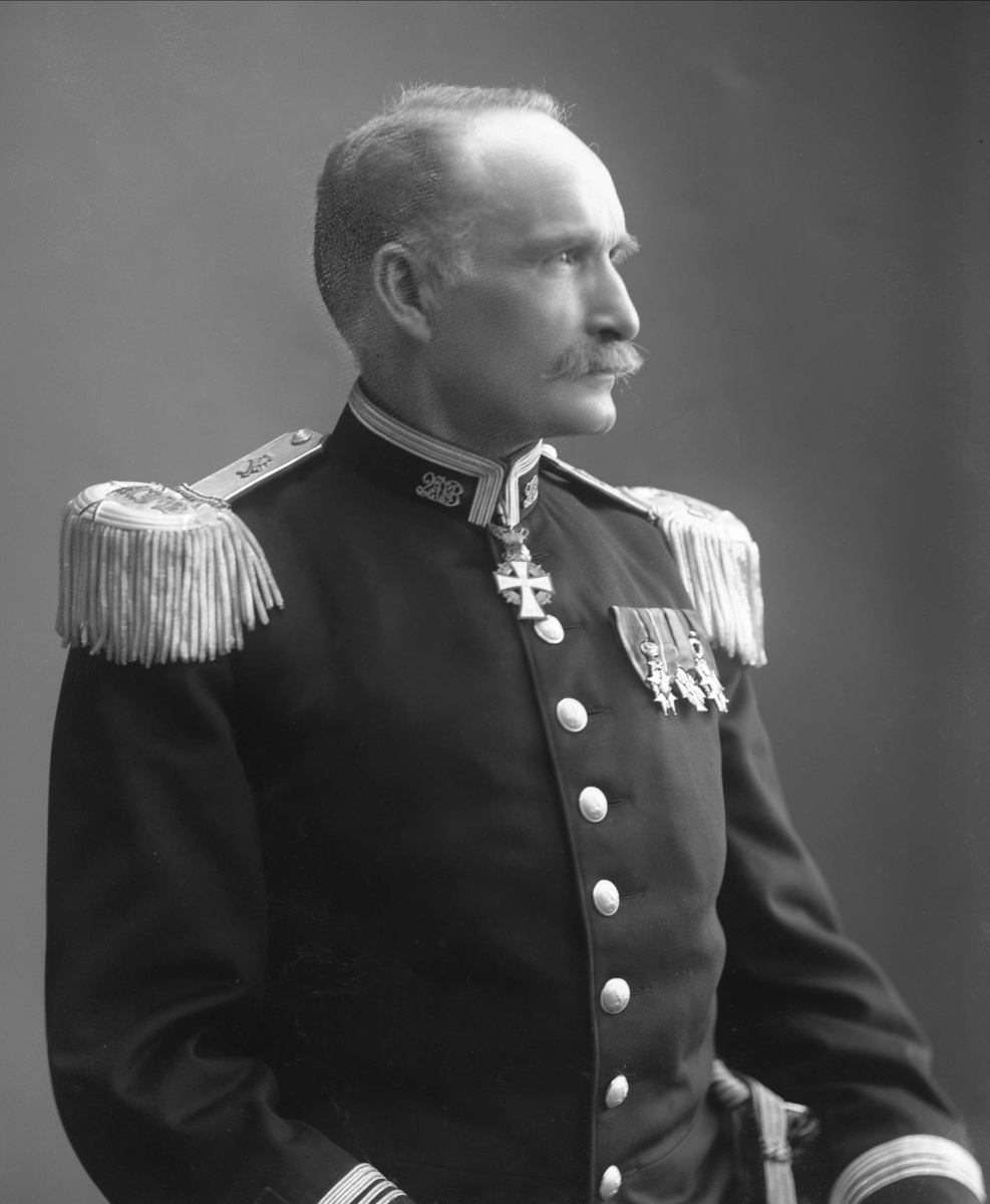 Gustav Borgen, Portrett, Johan Lauritz Bull i uniform.