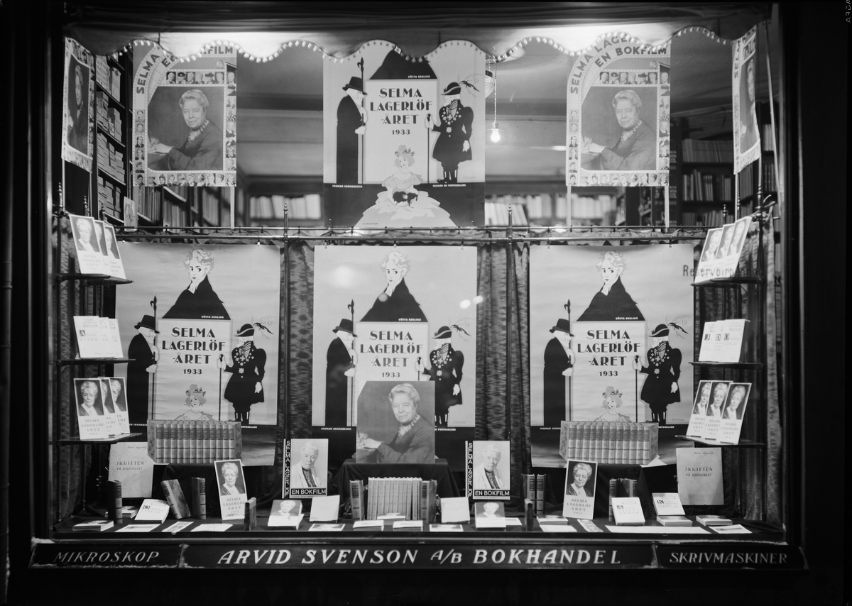 Paul Sandberg, Svensons bokhandel, Sysslomansgatan, Uppsala juni 1933 - skyltfönster