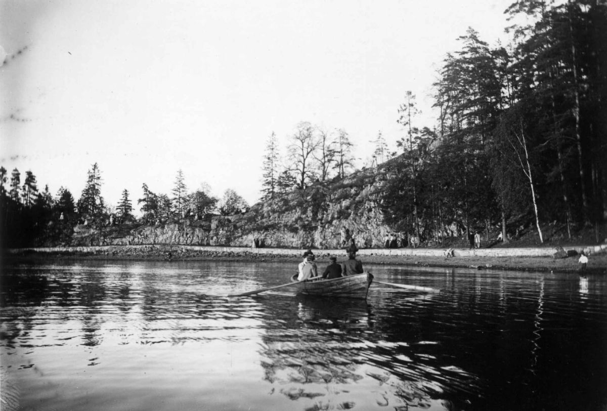 Hermann Christian Neupert, Ved Bygdøy Sjøbad, Oslo 29.05.1908. Mennesker ror på vannet.
