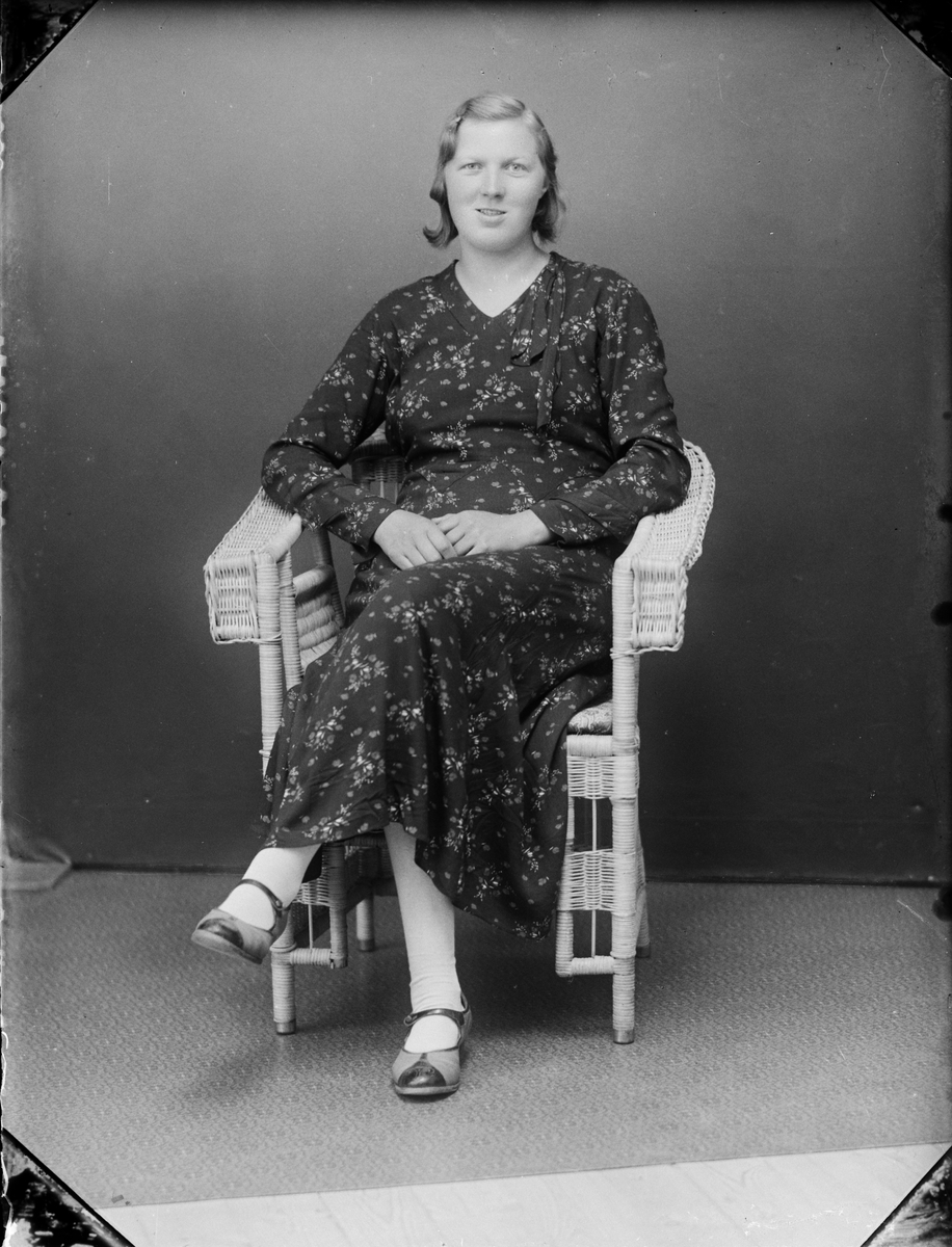 Skötsner-Edhlund, Ateljéporträtt - Märta Eriksson från Börstil socken, Uppland