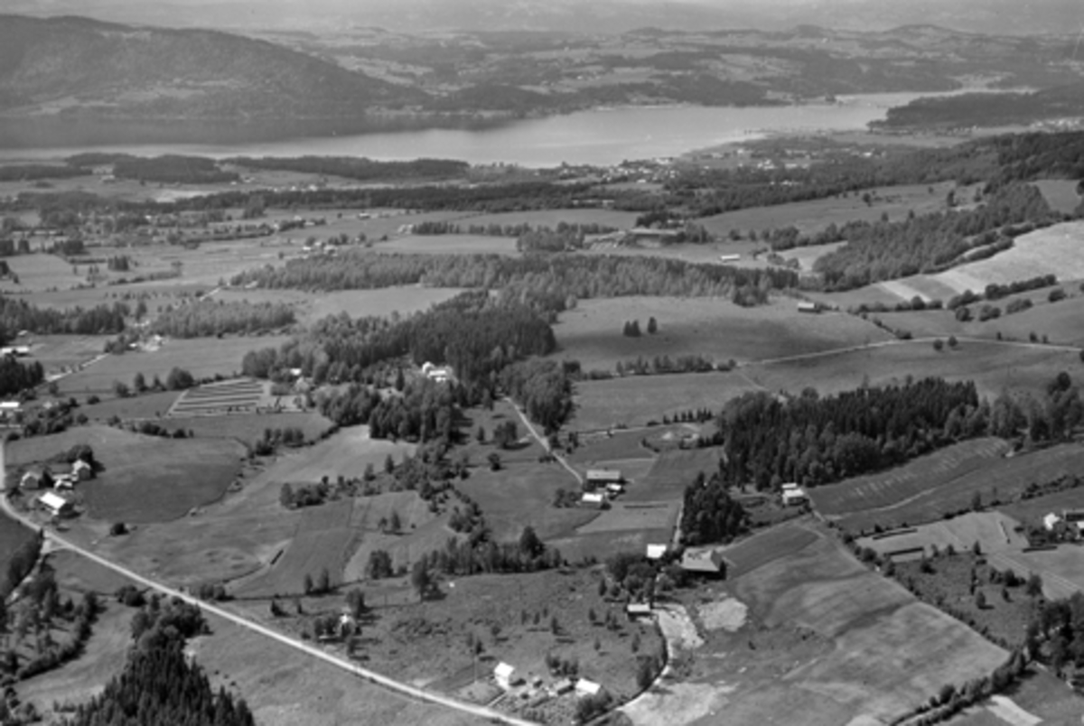 Anno Domkirkeodden, Flyfoto av bebyggelse i Furnes mot Brumunddal og Mjøsa.
