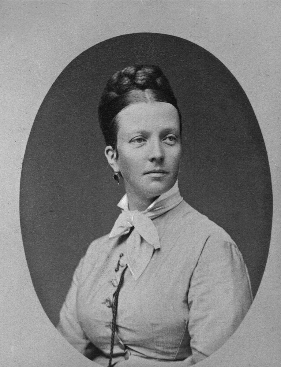 Gustav Borgen, Portrett av Anna Hagerup (1843-1903), født Cappelen, datter av Jørgen Wright Cappelen og Fredrikke Helen Schwirtz. Avfotografering, ukjent fotograf og datering av original.