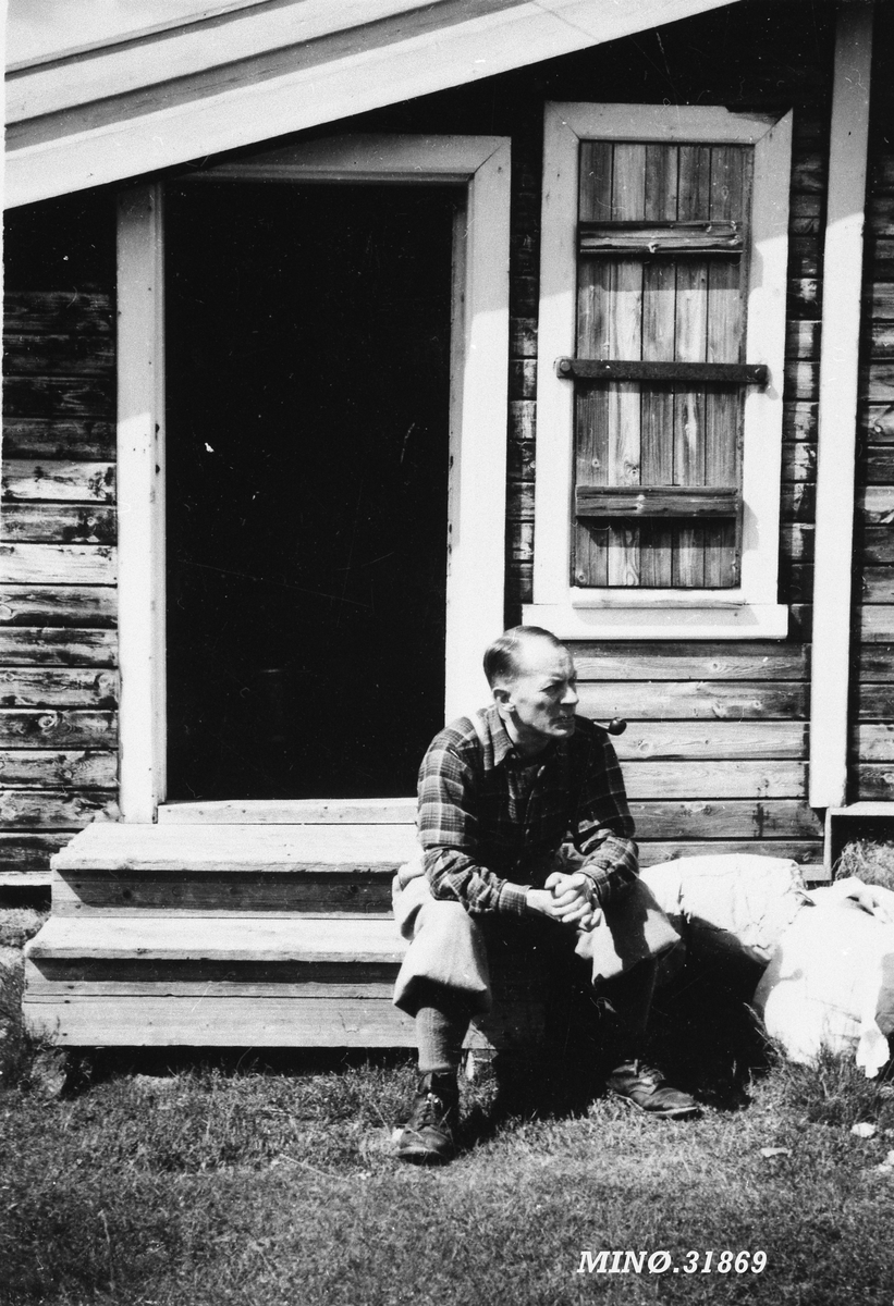 Axel Rosenvinge Brostrup, Mann ved hytte