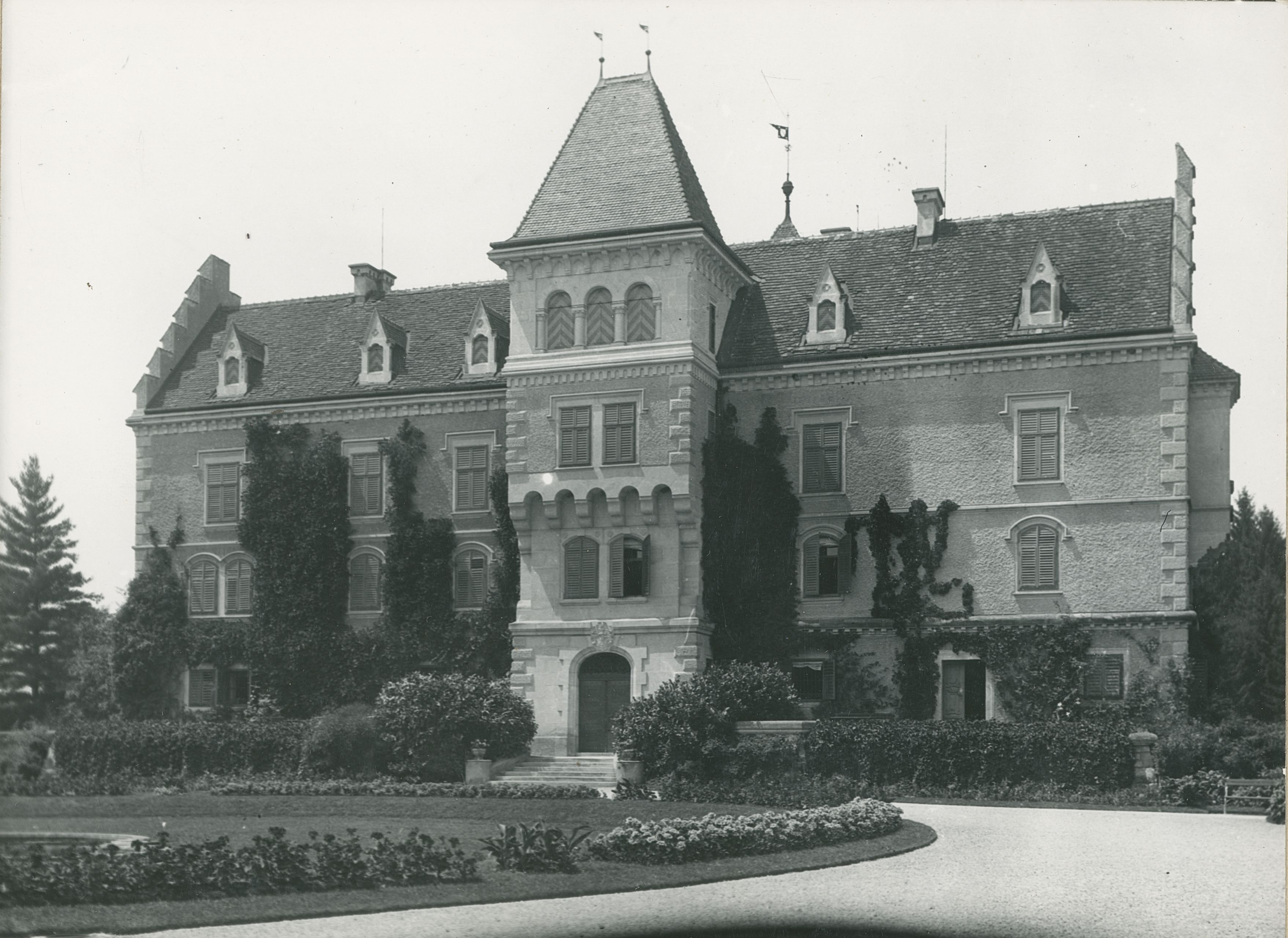 Gjuro Szabo, Maruševec - dvorac, glavno pročelje