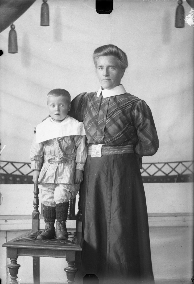 Oscar Holte, Portrett av kvinne med barn