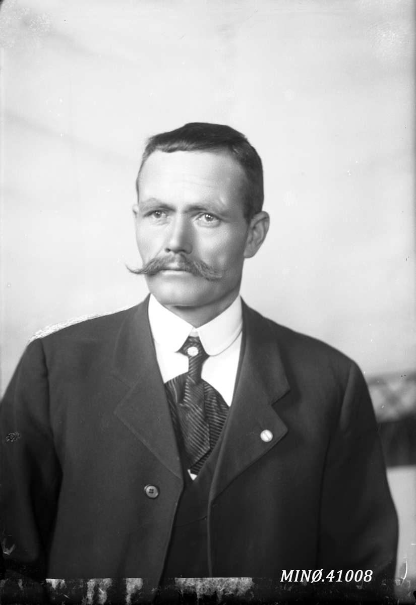 Oscar Holte, Portrett av mann - Lorentz Larsen