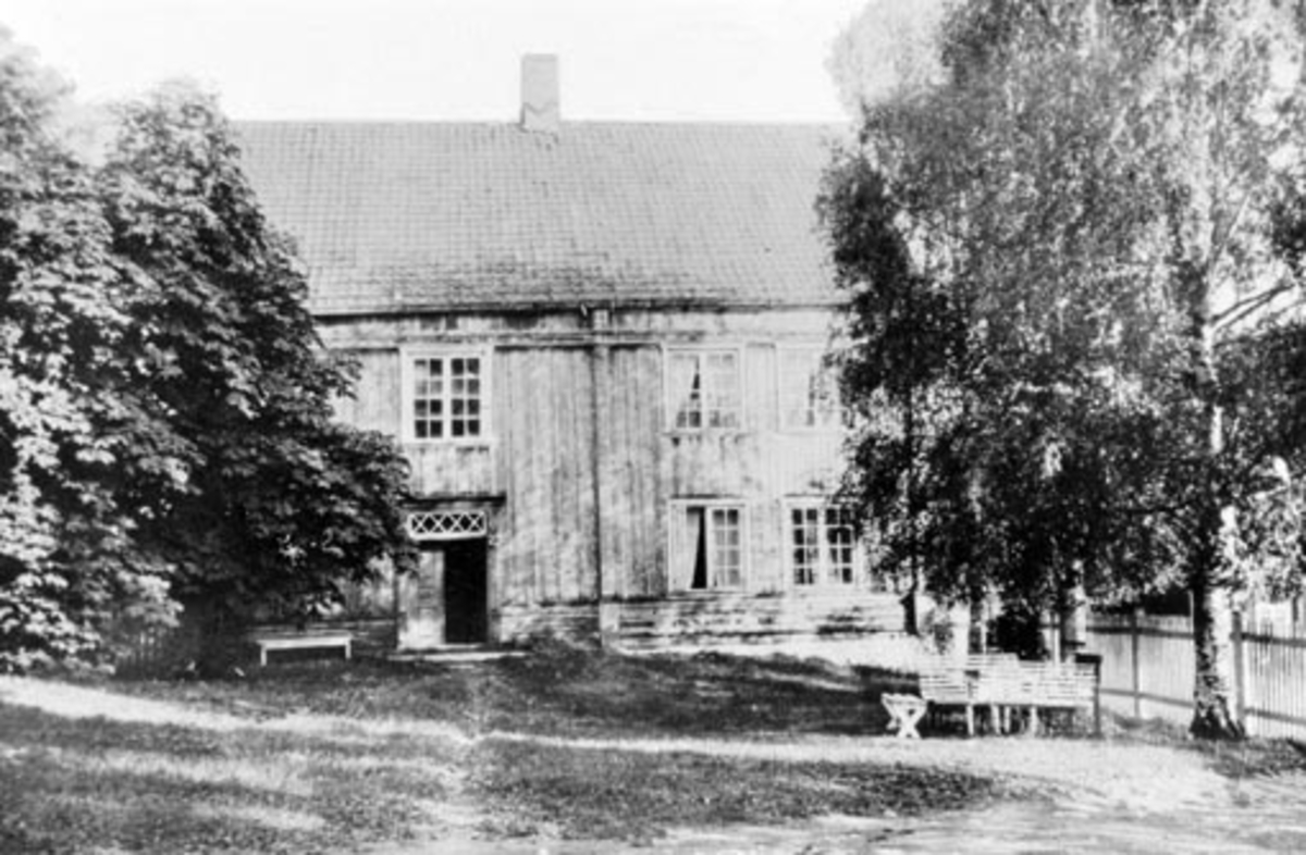 Anno Domkirkeodden, Eksteriør, gardsbruk, hovedbygning på Revling, Gaupen, Ringsaker. Gammelbygningen, føderådsbygningen satt opp i 1921, satt opp for Eli Skredshoel.