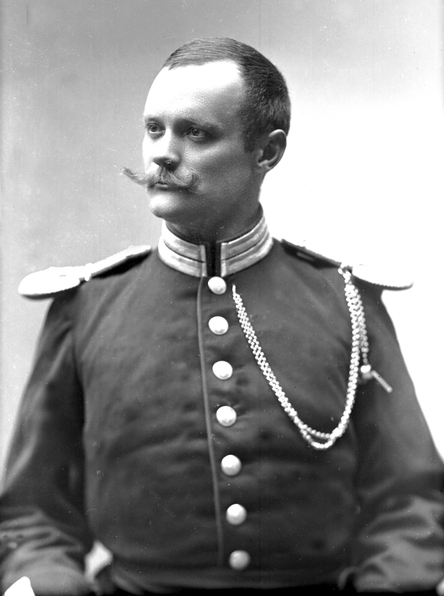Gustav Borgen, Portrett, Karl Ingvar Nandrup, født 1864, i uniform.