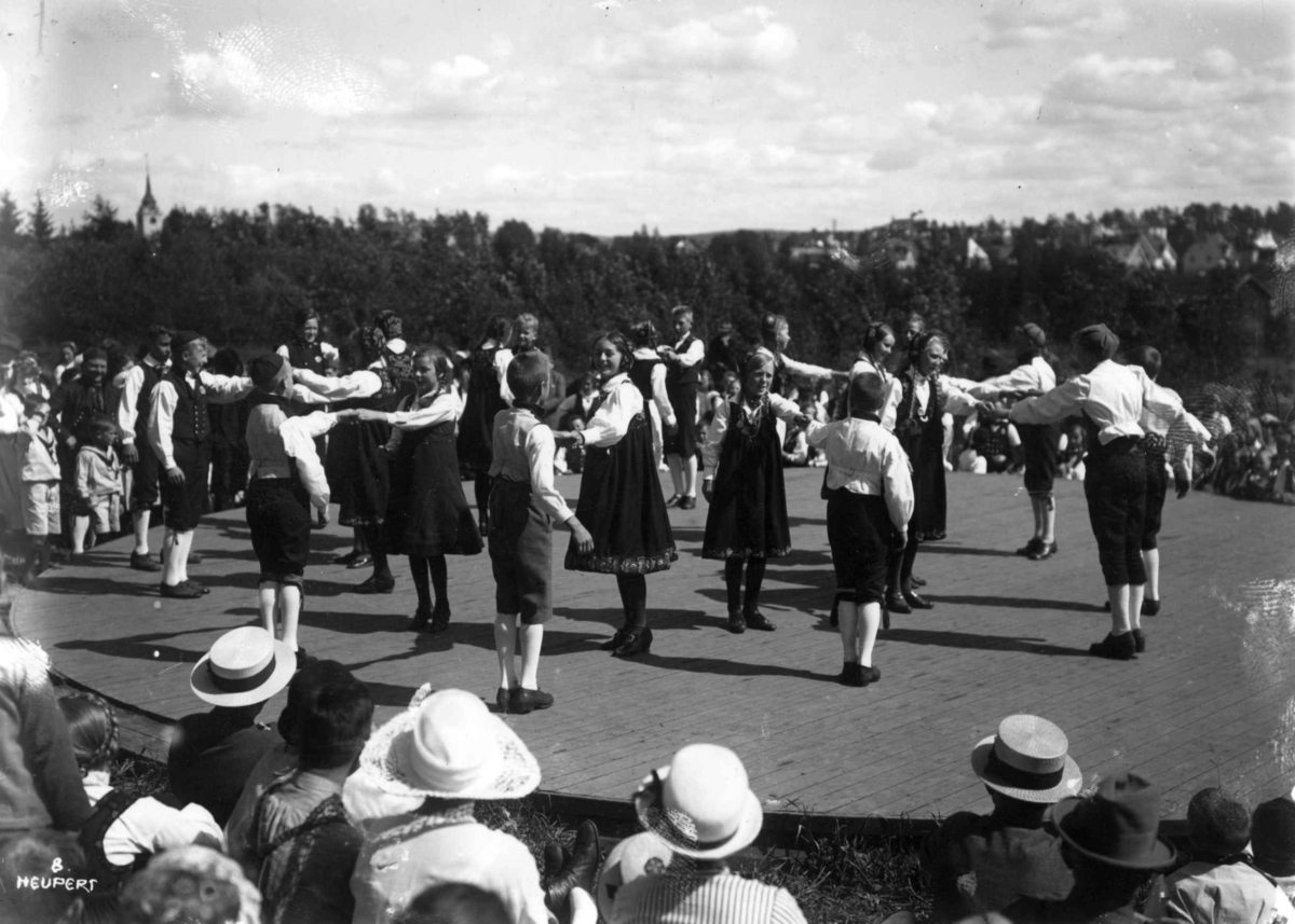 Hermann Christian Neupert, Nordisk folkedansstevne på Norsk Folkemuseum i 1925.