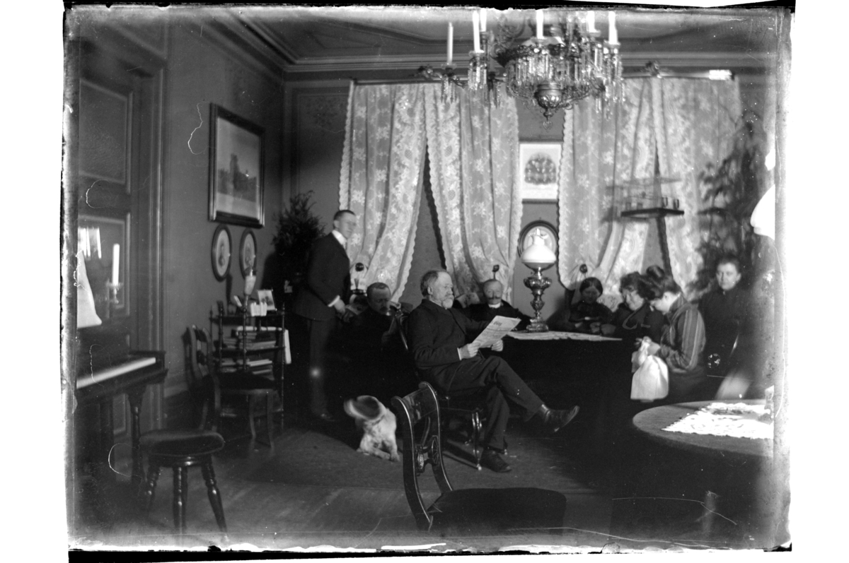 Rolf Sr. Sundt, Konsul Peter Sundt med fruen Anna Sundt og en del av barna samlet i stuen i Kirkegaten 1, Farsund. Antagelig fotografert 1900-03.