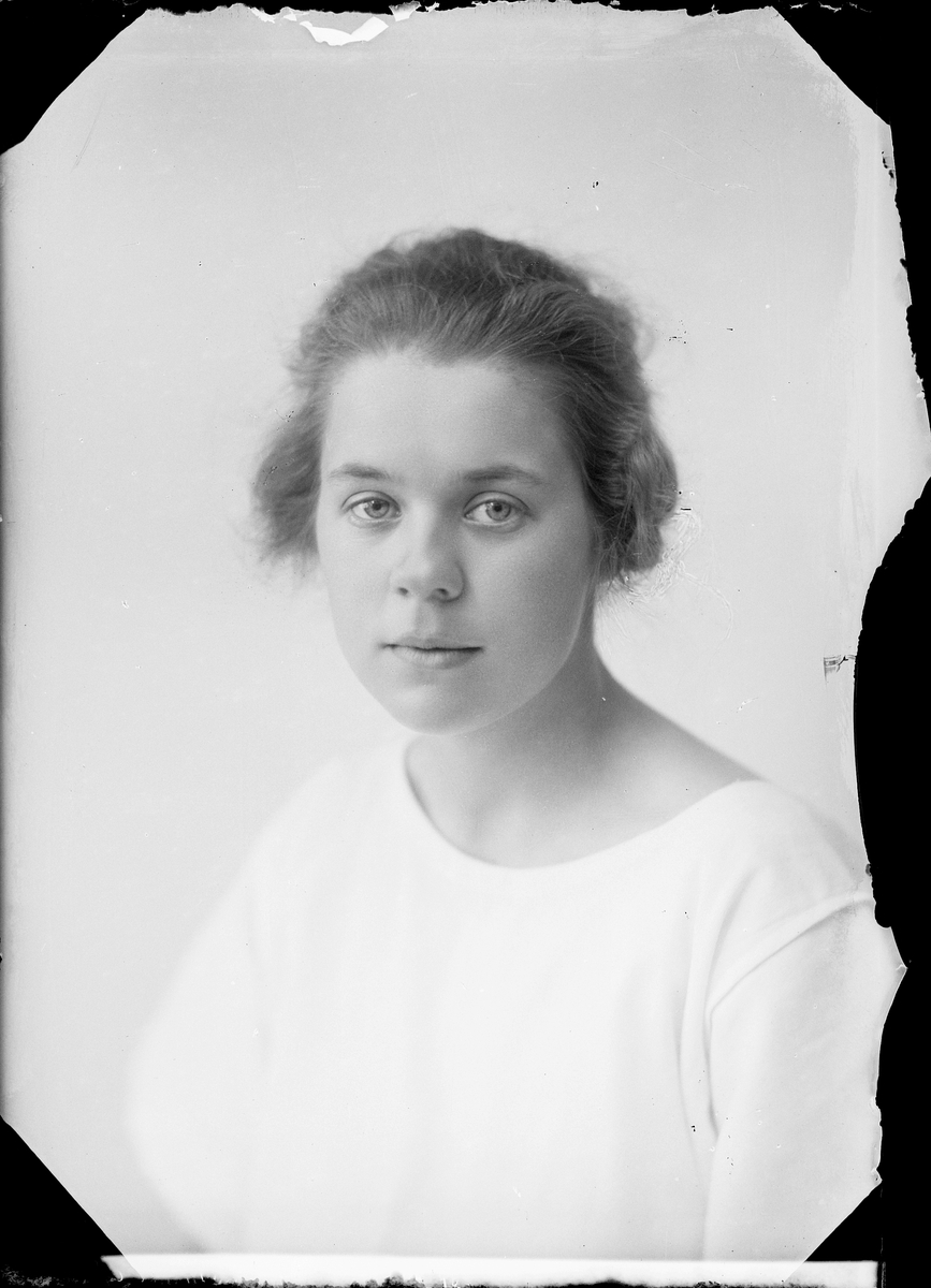 Skötsner-Edhlund, Ateljéporträtt - Inga Ringensson från Östhammar, Uppland 1922