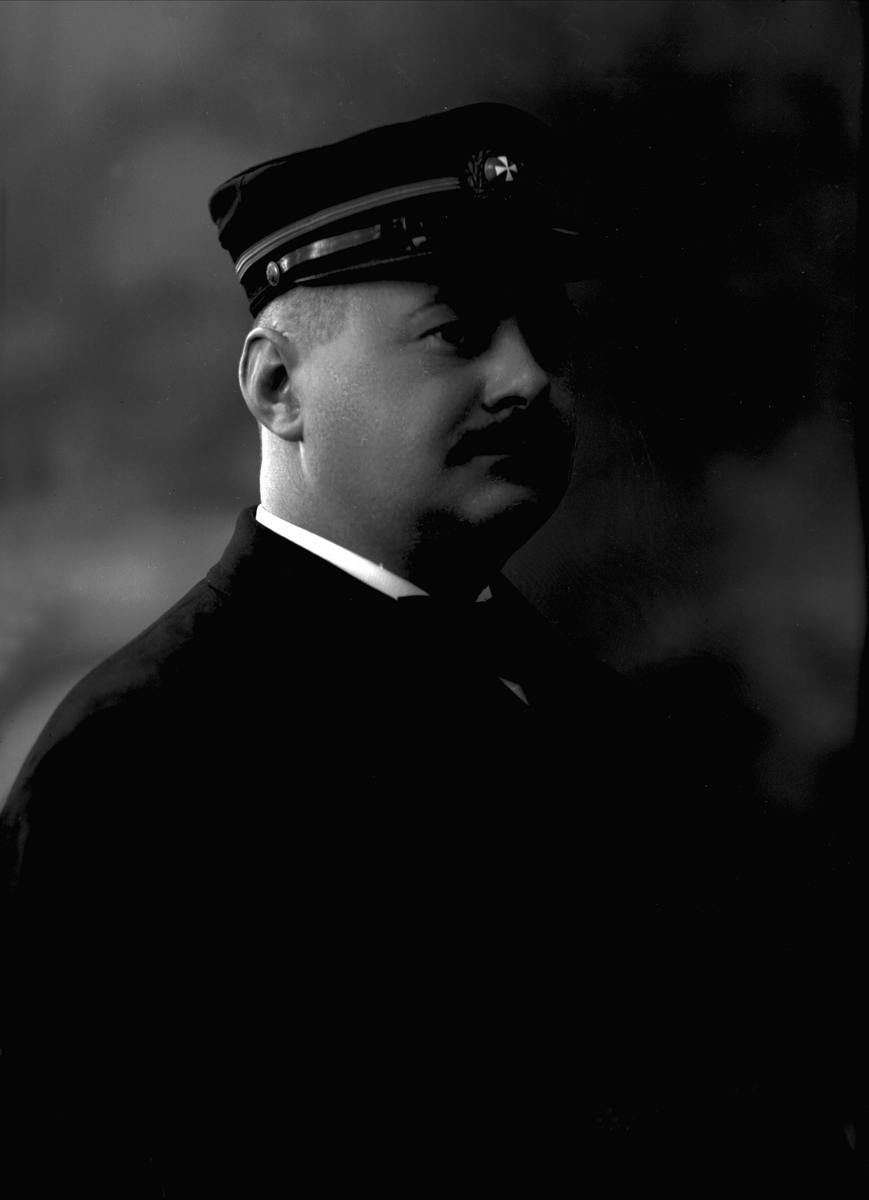 Gustav Borgen, Portrett av maskinmester på S.S. Hellig Olavs om var eiet av DFDS. Han er fotografert med uniform i 1912.