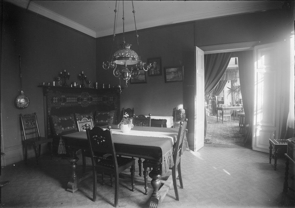 Henri Osti's Fotografiateliér, Professor Ragnar Fribergs hem, matsalen, Östra Ågatan 27, Uppsala, sannolikt 1919