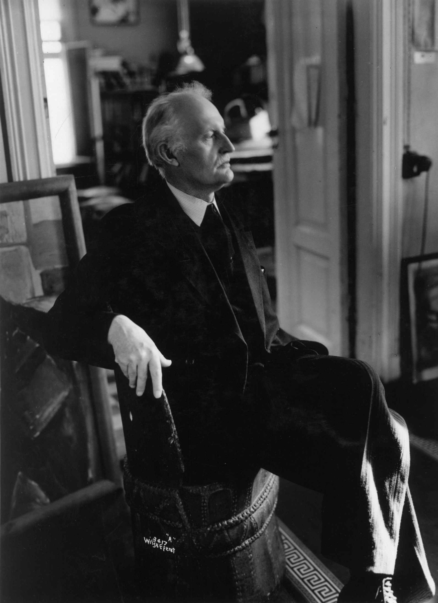 Anders Beer Wilse, Kunstneren og maleren Edvard Munch fotografert av Anders Beer Wilse i 1937 på Ekely. Sittende i sitt atelier omgitt av sine malerier.