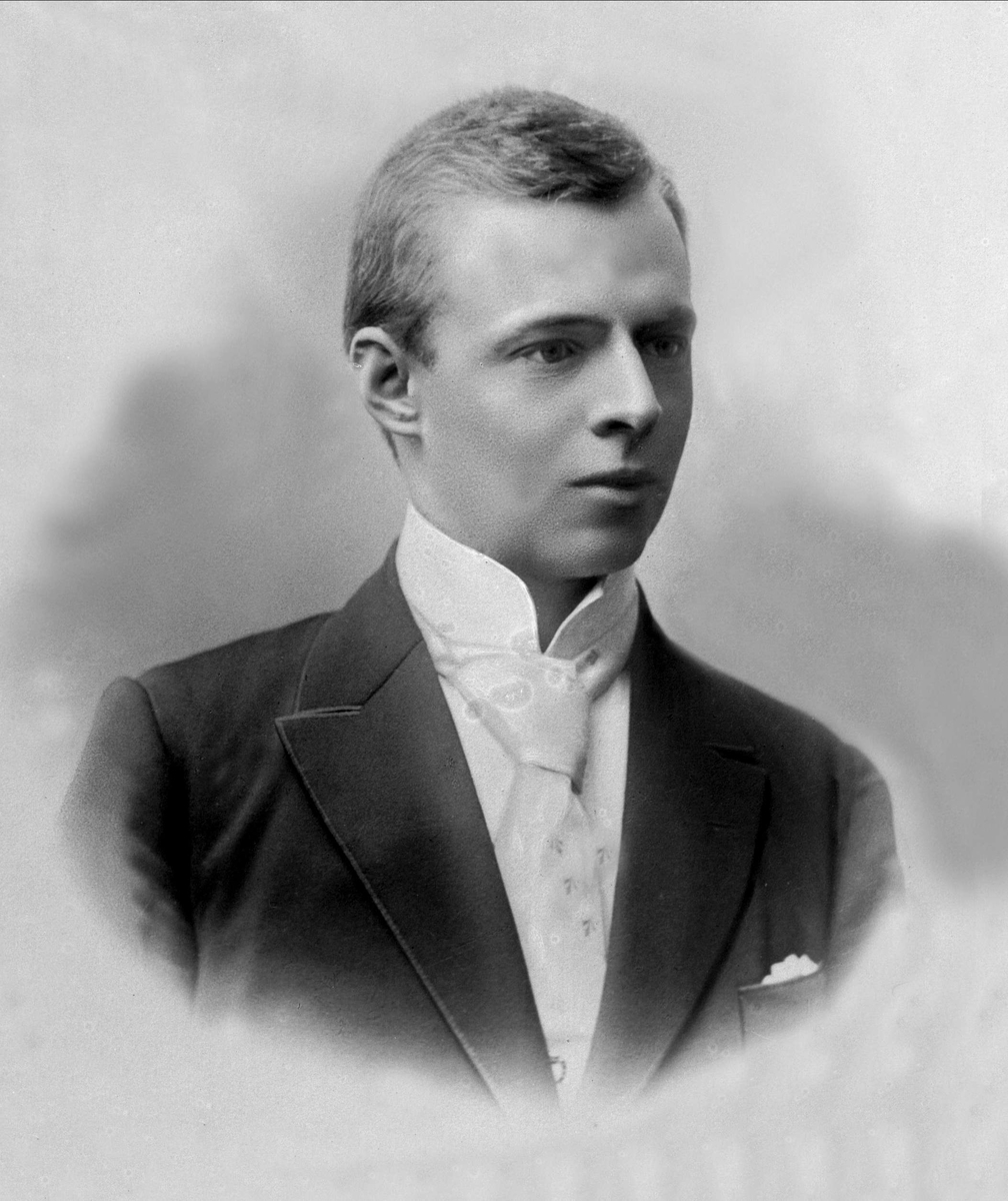 Gustav Borgen, Avfotografering. Portrett, mann i mørk dress med slips.