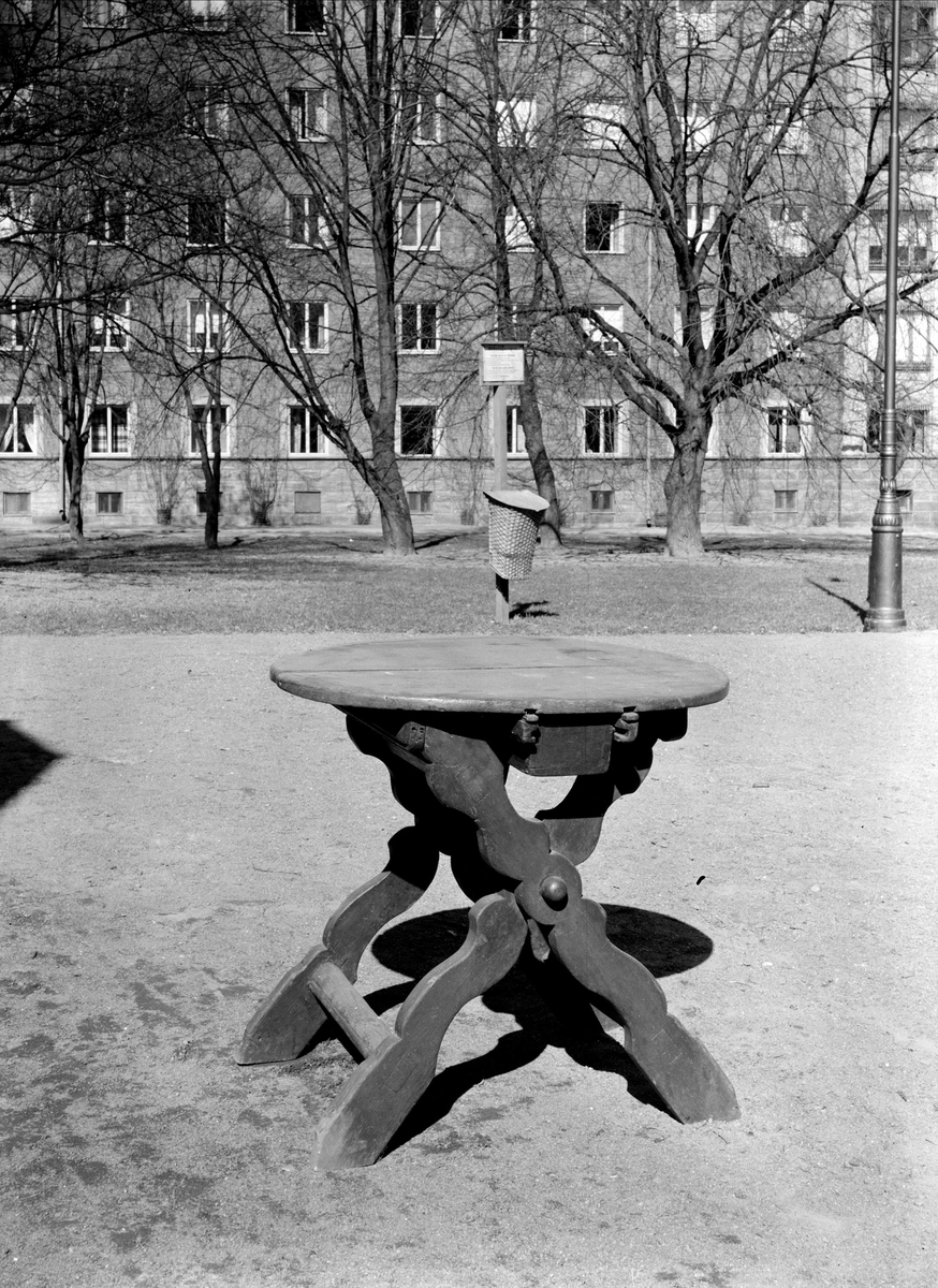 Paul Sandberg, Bord i Upplandsmuseets samlingar, utanför Biologiska museet, Skolparken, Uppsala