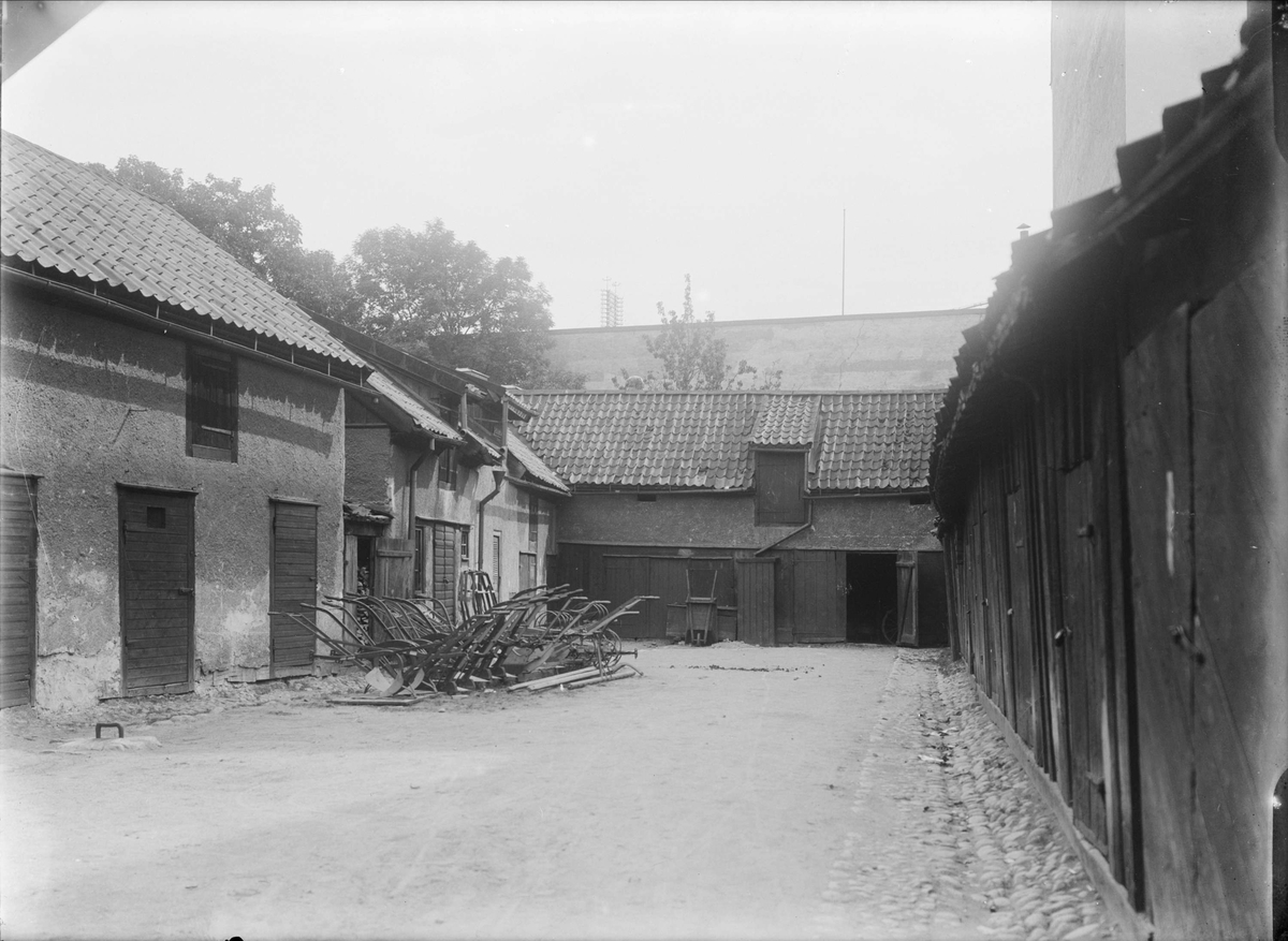 Alfred Dahlgren, Gårdsinteriör S:t Persgatan 7, kvarteret Kransen, Dragarbrunn, Uppsala 1908