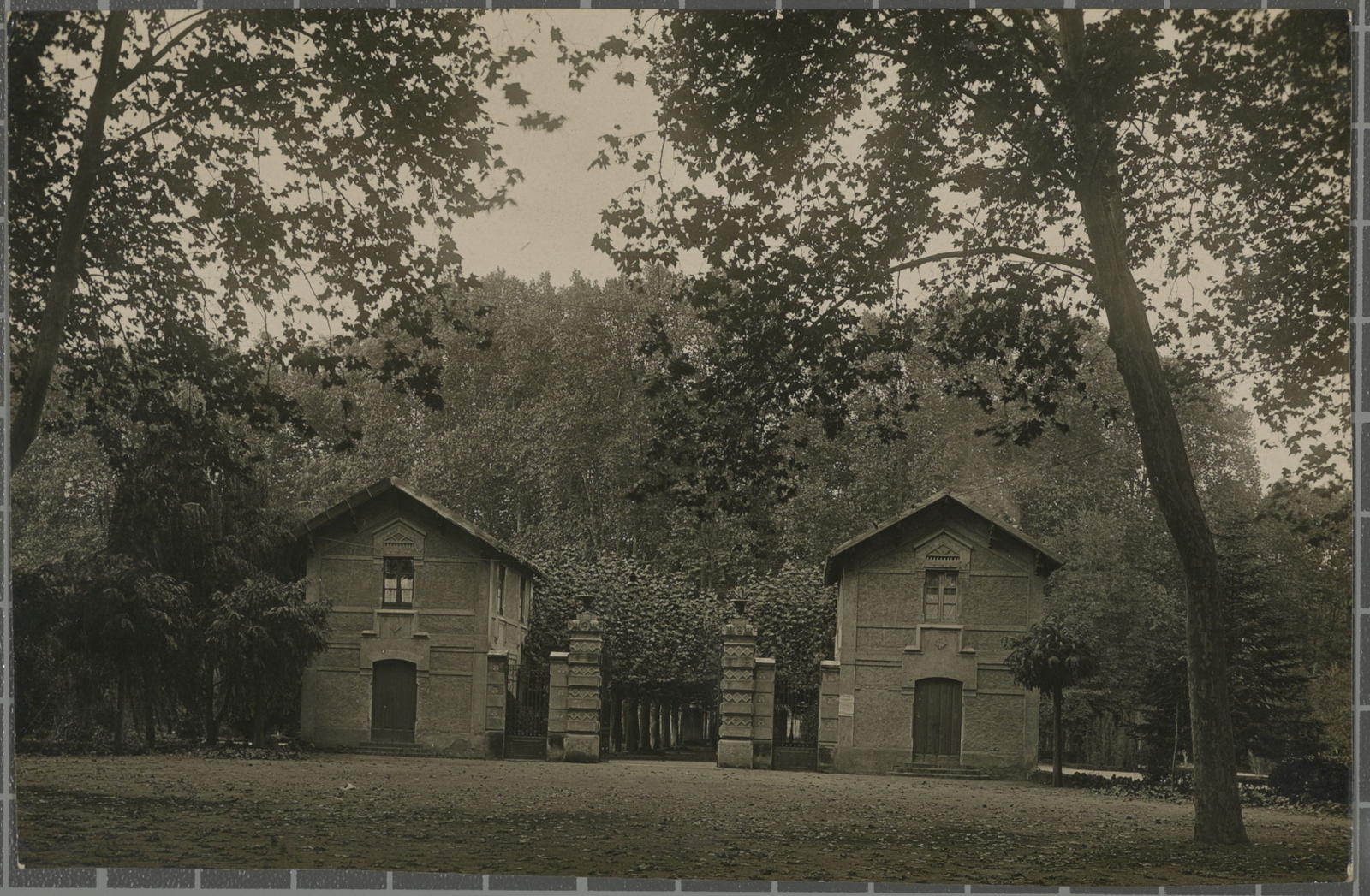 Desconegut, 29. Gerona - Jardín Entrance of the Dehesa