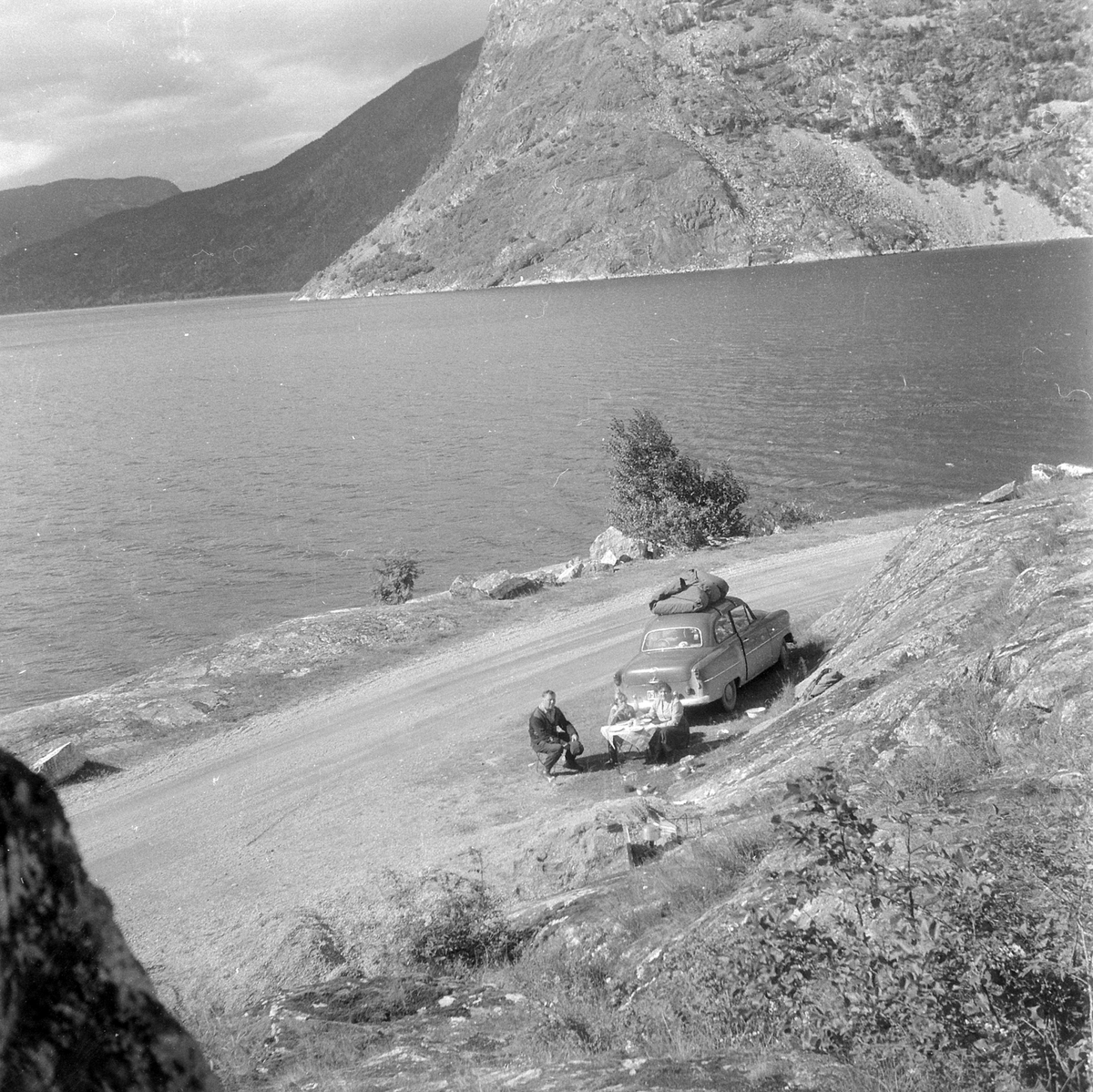 Adolf Skjegstad, Adolf, Asbjørg og Petra Skjegstad. Biltur, campingtur, rasteplass, matpause, måltid, ukjent sted.