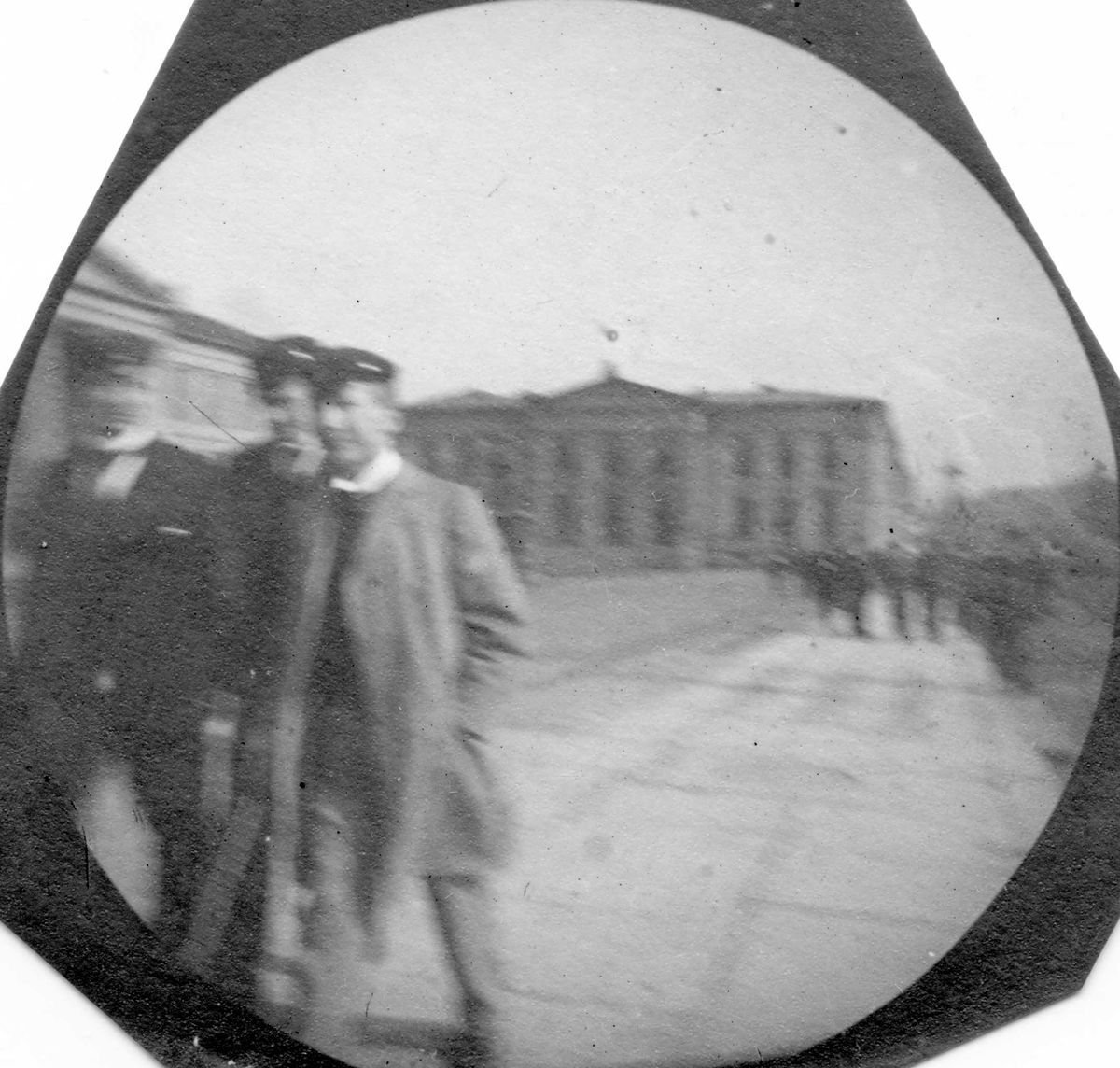 Fredrik Carl Mülertz Størmer, Mennesker spaserer langs Karl Johans gate, Oslo, ved Universitetsplassen. Student Bonnevie til høyre.