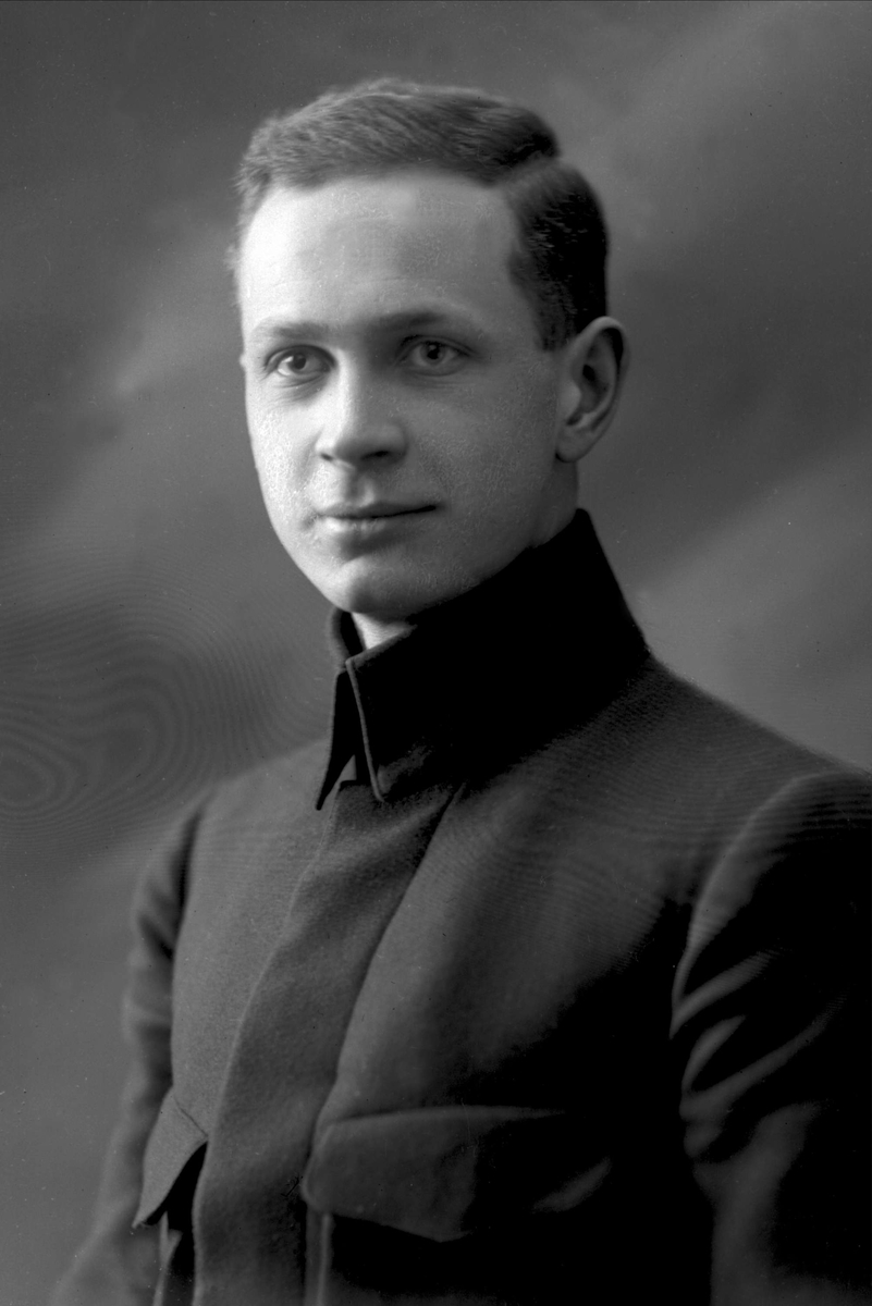 Gustav Borgen, Portrett, mann i kadettuniform.