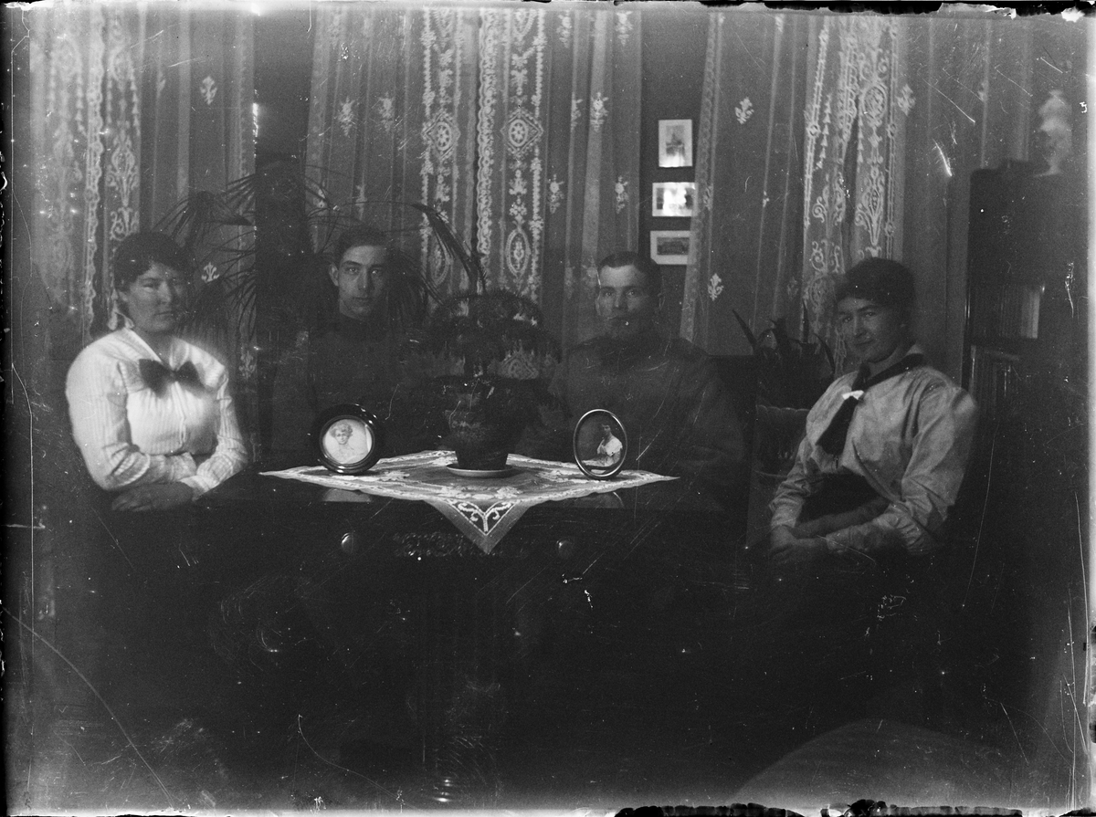 Skötsner-Edhlund, Josef Edhlund and a man in uniform with two women at a table, Östhammar