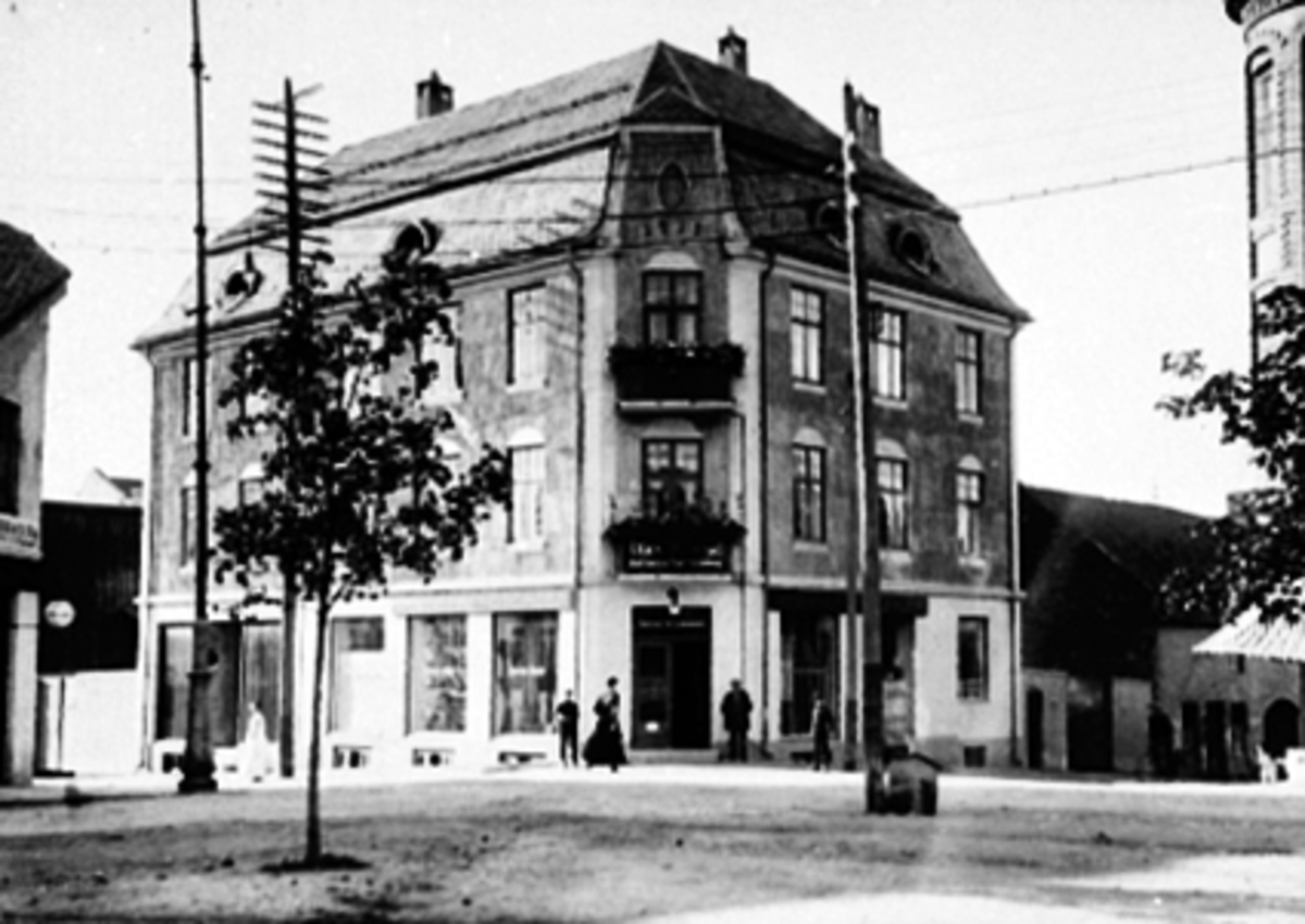Anno Domkirkeodden, EKSTERIØR GODAGERGÅRDEN, TORGGATA 24 I HAMAR, OLAV GRANERUD AGENTURFORRETNING, SENERE BRØDRENE GODAGER, EVEN GODAGER BLE ENEINNEHAVER TIL SIN DØD I 1942.