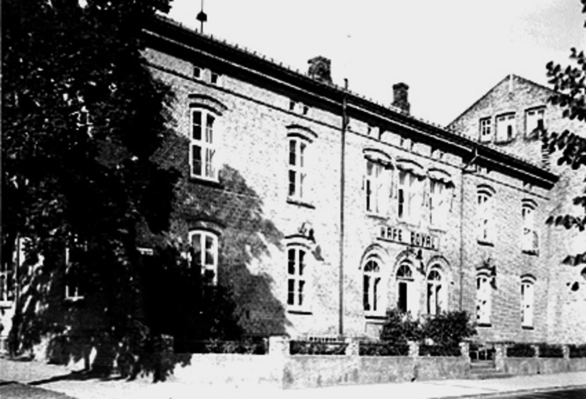Anno Domkirkeodden, EKSTERIØR: MUNCHGÅRDEN MED CAFE ROYAL, TORGGATA. 83