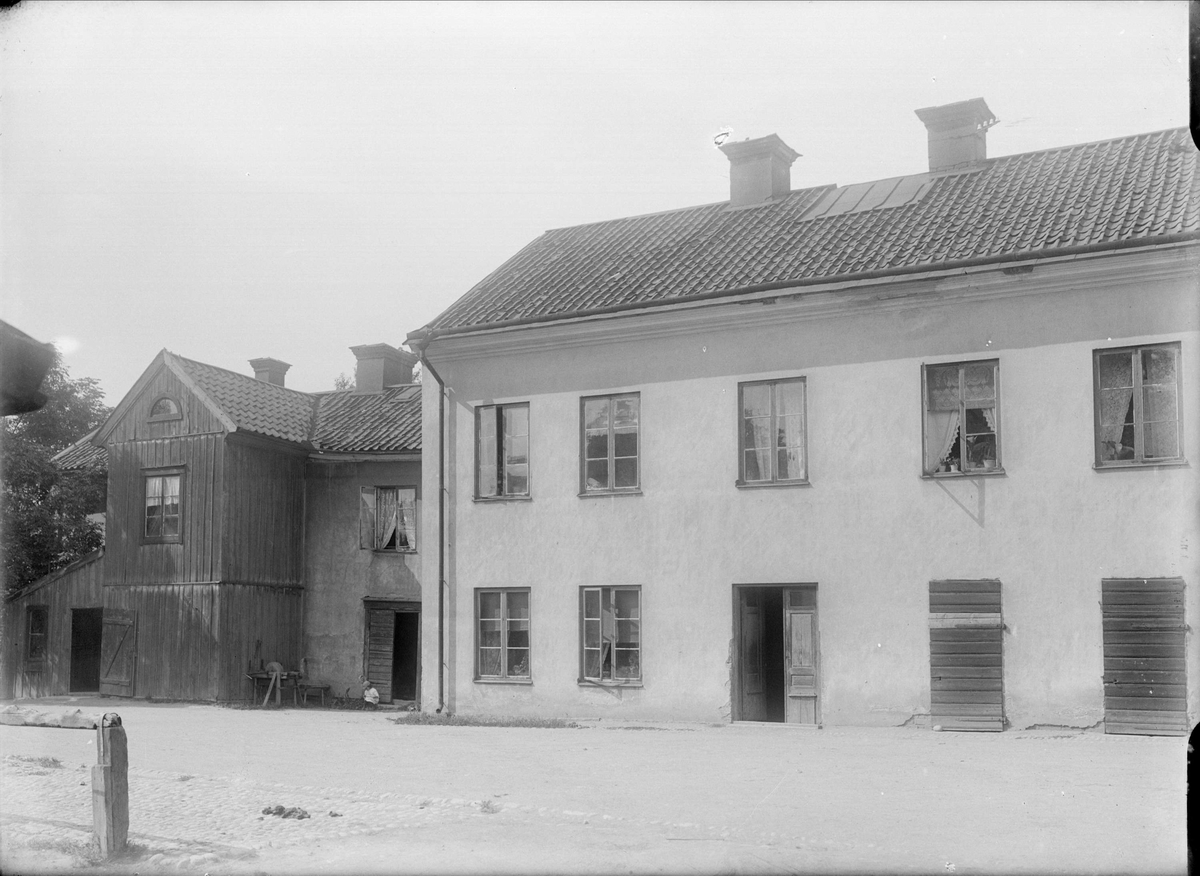 Alfred Dahlgren, Gårdsinteriör Vaksalagatan 22, kvarteret Tor, Kvarngärdet, Uppsala 1908