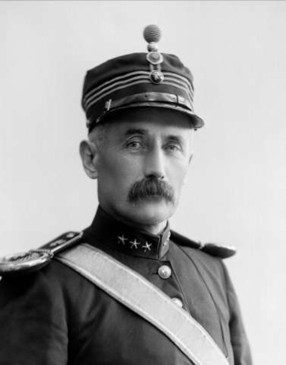 Gustav Borgen, Portrett, mann i uniform som kaptein. Kaptein Sølsnæs.