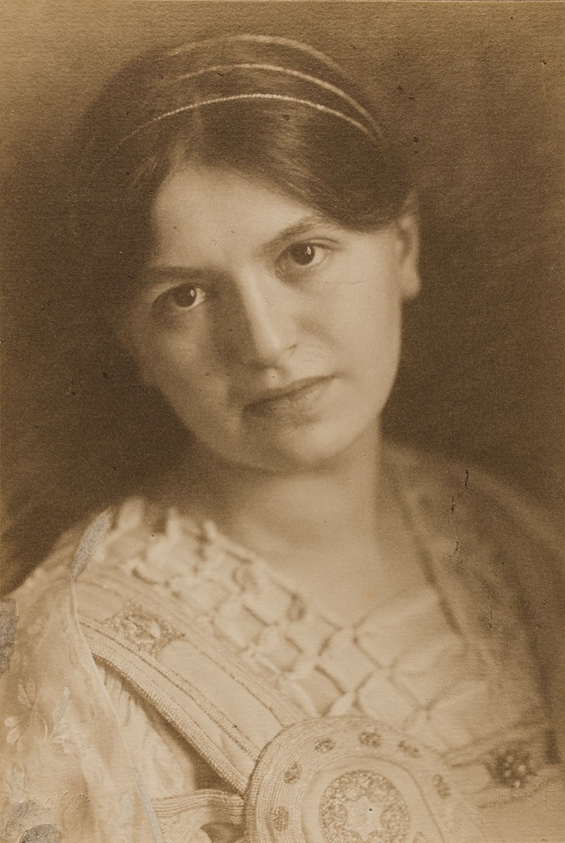 Minya Diez-Dührkoop, Frau mit Haarreif