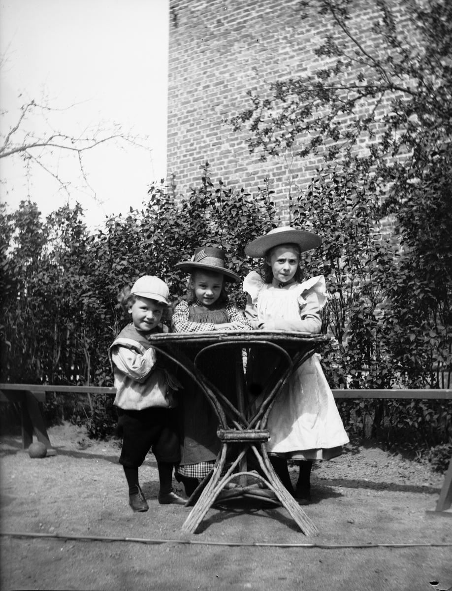 Carl Liljefors, Olle, Carin and Signe Liljefors, Edda Quarter, Svart, den 37, Uppsala 1900 - 1901