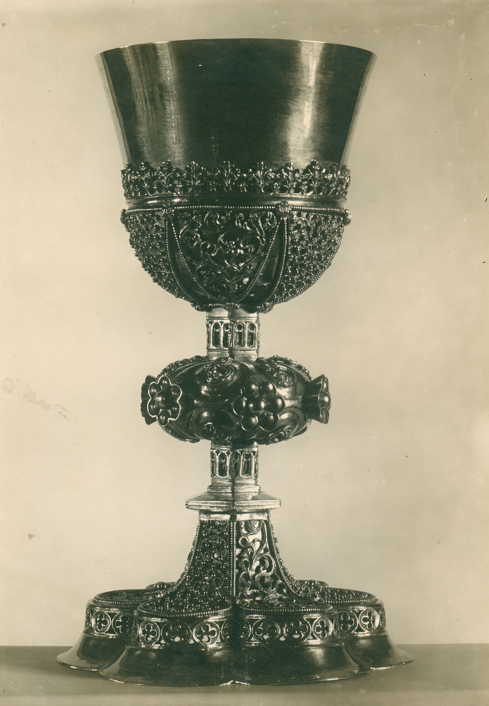 Vladimir Tkalčić, Zagreb - Zagrebačka katedrala - Kalež, pozlaćen, ukrašen filigranom, gotičke forme; 16. stoljeće
